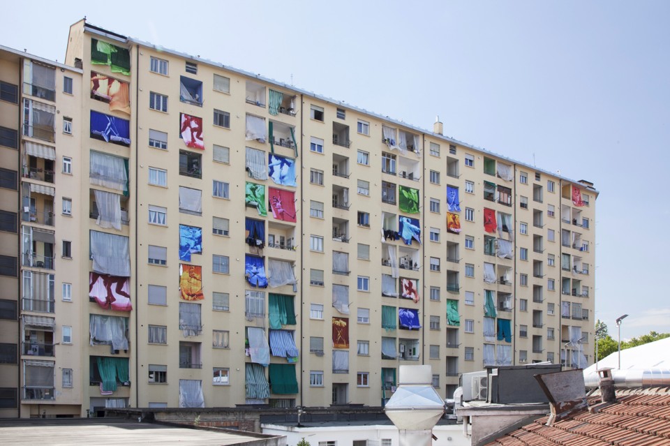 Arturo Herrera, “Soave sia il vento”, installazione pubblica temporanea sul retro di un edificio in Corso Novara, Torino, stampa a colori su tende, 2016. Courtesy l'artista e Galleria Franco Noero